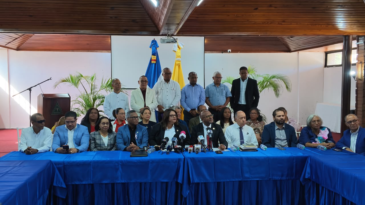Presidente del CMD amenaza con “tirar trapitos al sol” del Gobierno si no atienden reclamos de médicos