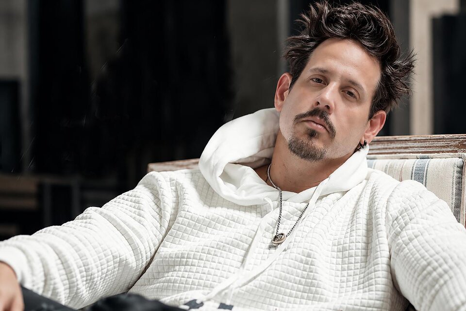 Mario Ceara regresa a la música con “Y es que tú”, una declaración de amor a su esposa