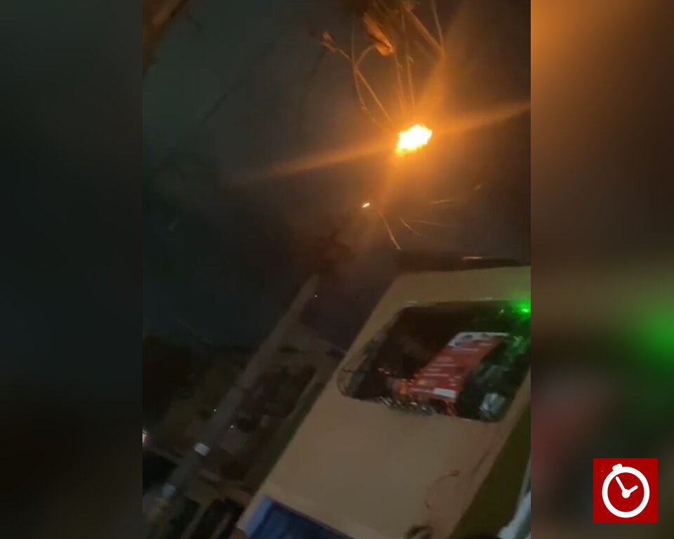 Residentes del Ensanche Isabelita denuncian varios días sin energía eléctrica por transformador incendiado
