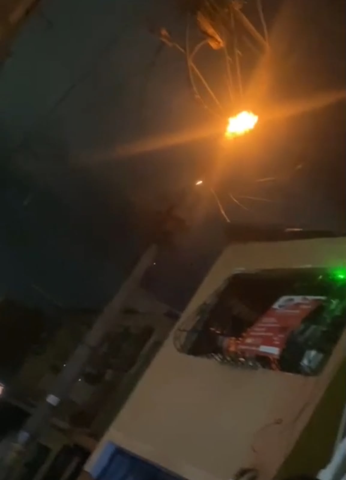 Residentes del Ensanche Isabelita denuncian varios días sin energía eléctrica por transformador incendiado