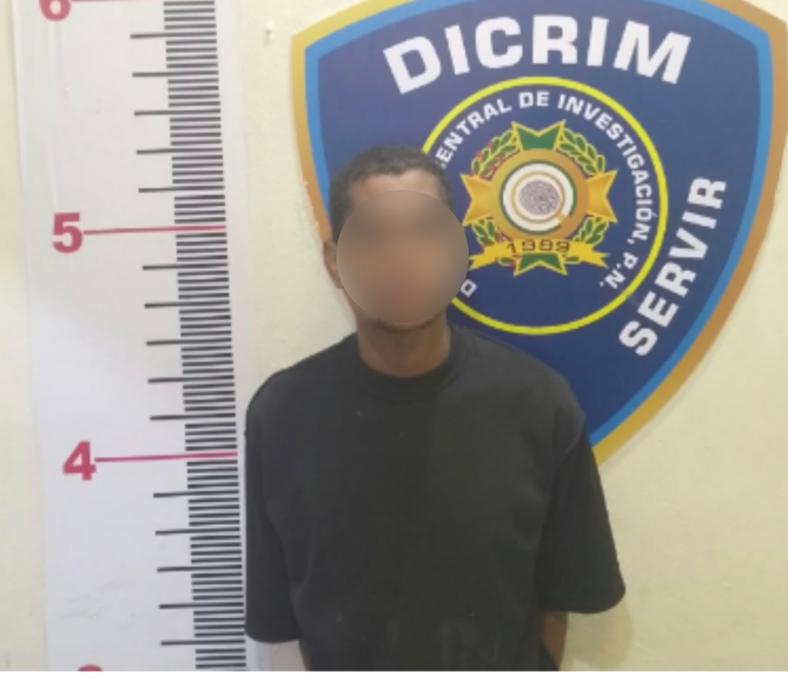 Policía Nacional apresa a un hombre mediante orden judicial por presunto robo agravado en La Vega