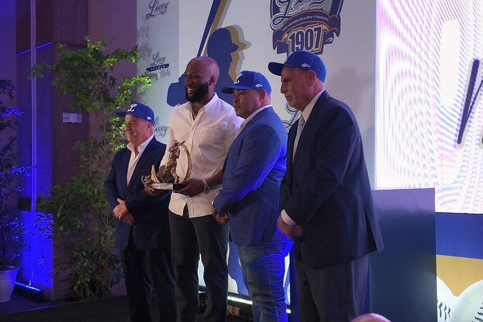 Mel Rojas Jr. recibe el primer Premio Manny Mota de los Tigres del Licey