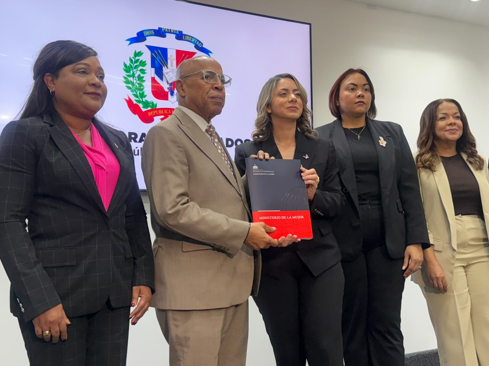 Depositan en el Congreso proyecto de Ley Mirabal para fortalecer la protección de las mujeres frente a la violencia