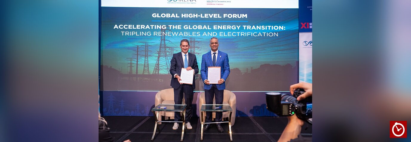 El ministro de Energía y Minas, Joel Santos, y el director general de Irena, Francesco La Camera, durante la firma de la carta de intención para impulsar las energías renovables.