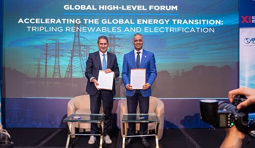 El ministro de Energía y Minas, Joel Santos, y el director general de Irena, Francesco La Camera, durante la firma de la carta de intención para impulsar las energías renovables.