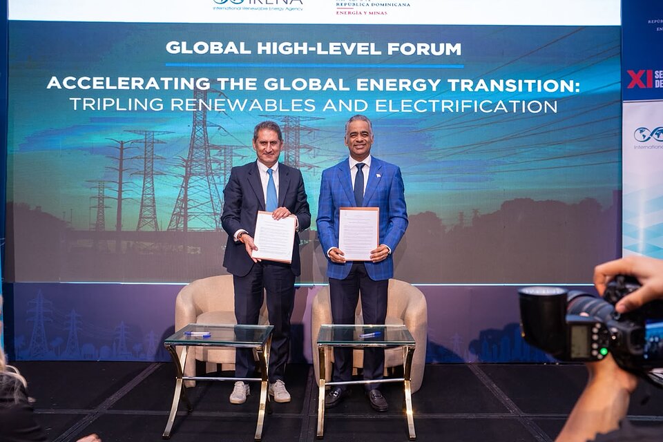 El ministro de Energía y Minas, Joel Santos, y el director general de Irena, Francesco La Camera, durante la firma de la carta de intención para impulsar las energías renovables.