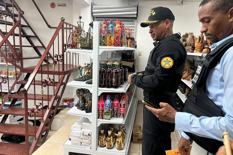 Incautan más de 86 mil productos de contrabando en comercios de Higüey