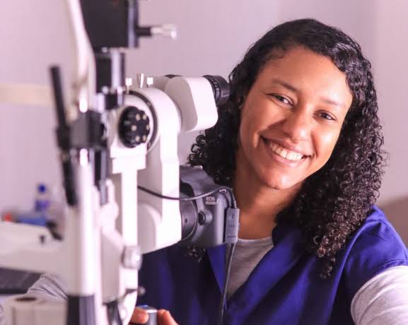 Especialista alerta que seguros médicos no cubren lentes esclerales para pacientes con queratocono