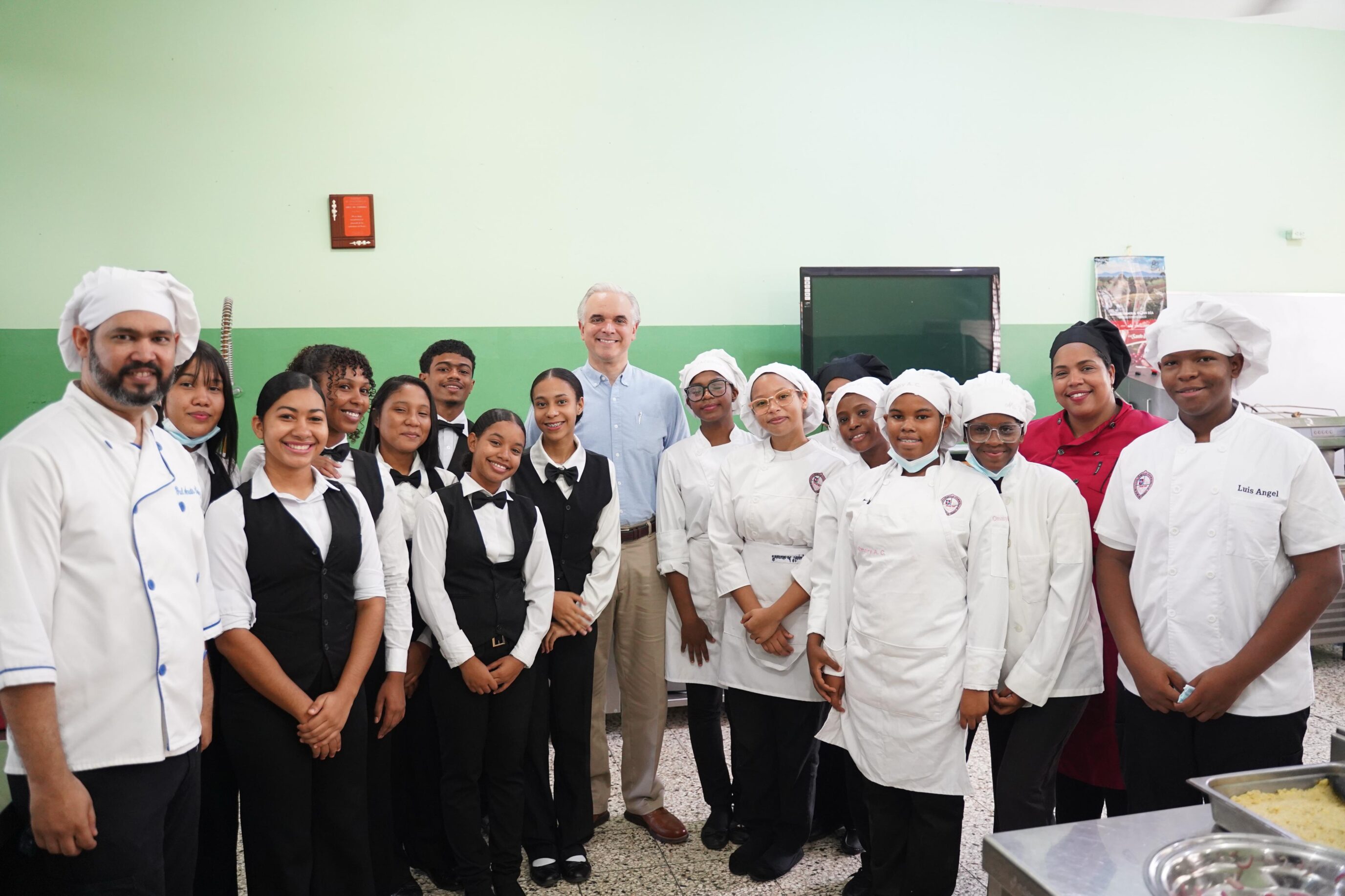 Luis Miguel De Camps impulsa formación en hotelería y turismo para ampliar oportunidades de los jóvenes