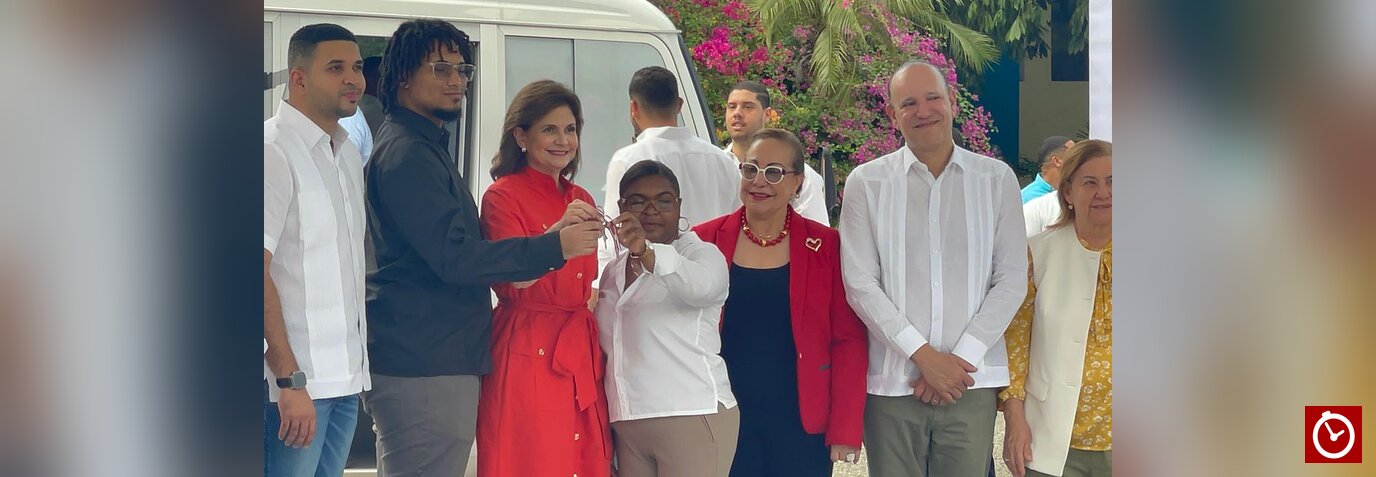 Gobierno entrega 15 autobuses de transporte universitario en el Cibao para reducir la deserción estudiantil