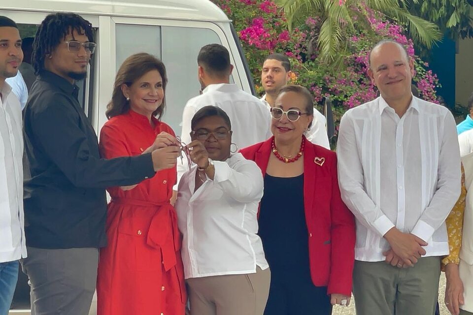 Gobierno entrega 15 autobuses de transporte universitario en el Cibao para reducir la deserción estudiantil