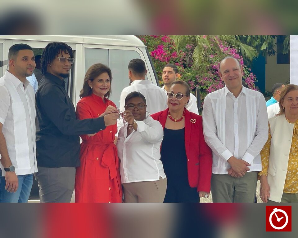 Gobierno entrega 15 autobuses de transporte universitario en el Cibao para reducir la deserción estudiantil