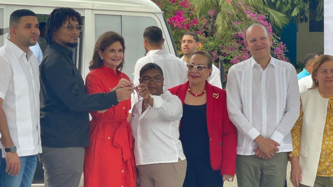 Gobierno entrega 15 autobuses de transporte universitario en el Cibao para reducir la deserción estudiantil