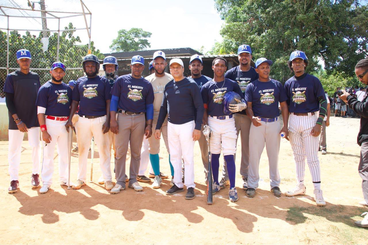Román de Jesús recorre diferentes estadios de Monte Plata para supervisar los Juegos Campesinos de Béisbol 2026