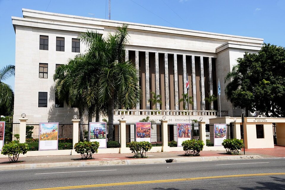 Ministerio de Educación evaluará necesidades docentes y de infraestructura escolar en Azua