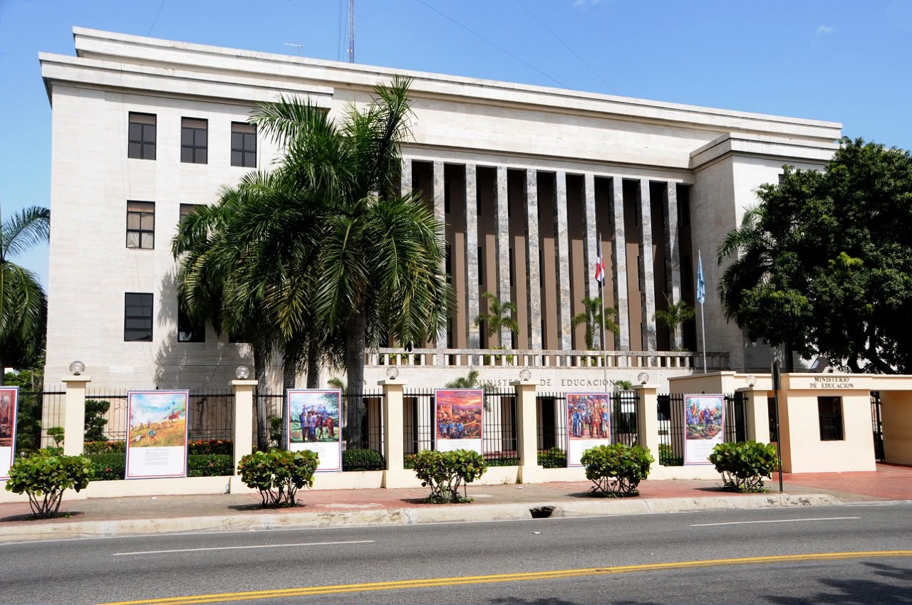 Ministerio de Educación evaluará necesidades docentes y de infraestructura escolar en Azua