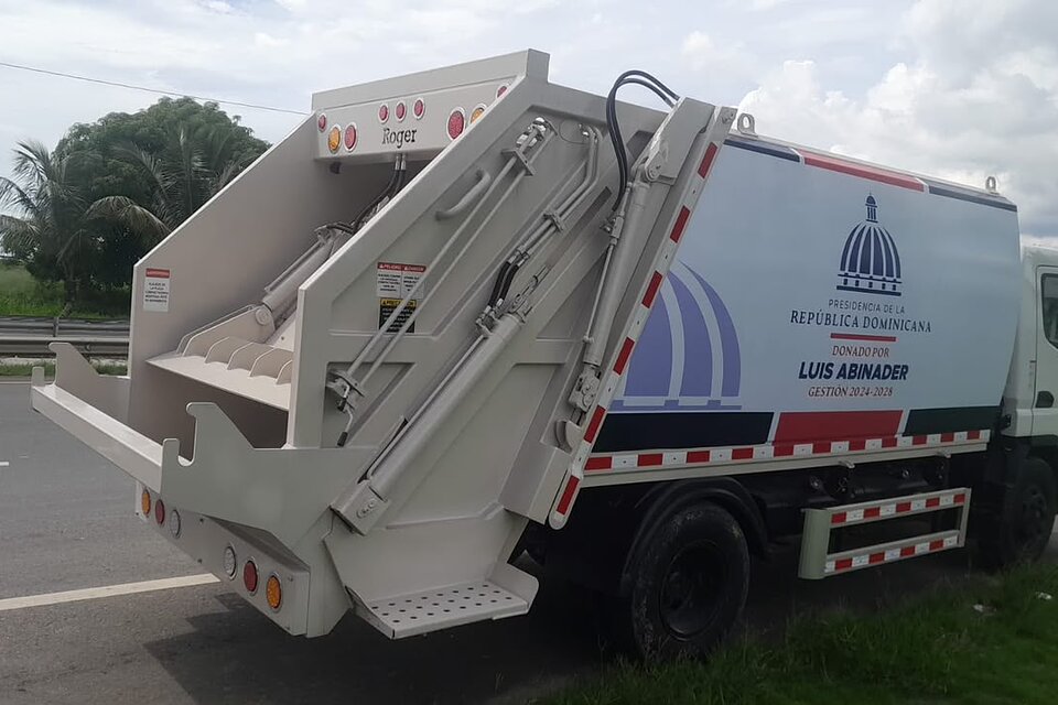 Las Galeras recibe nuevo camión compactador para fortalecer la recolección de basura