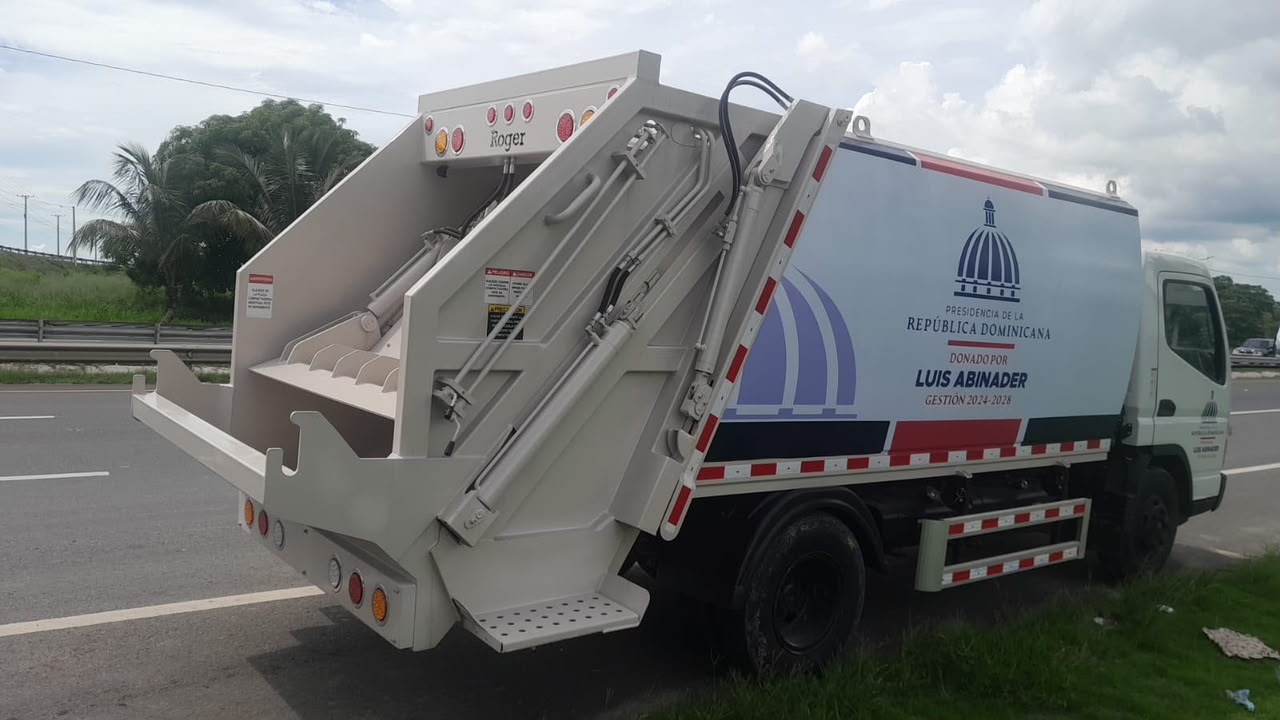 Las Galeras recibe nuevo camión compactador para fortalecer la recolección de basura