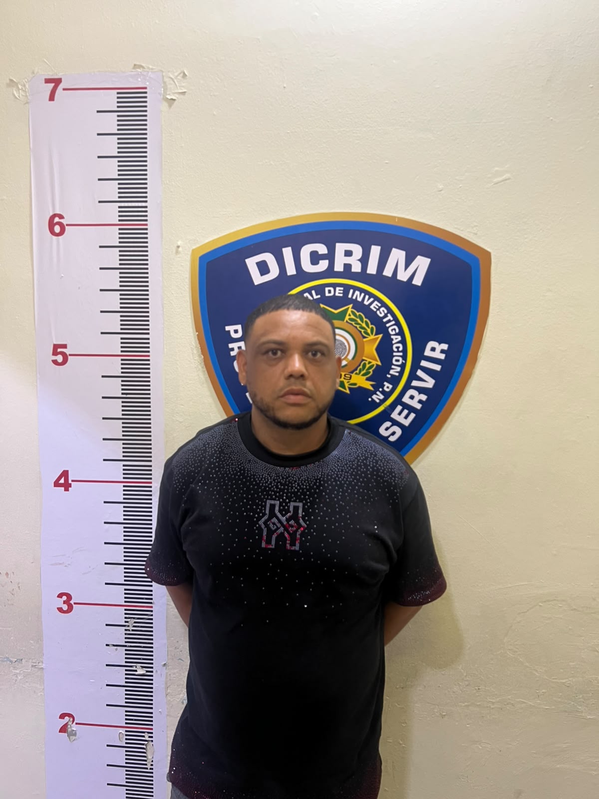 Se entrega tras asedio policial hombre señalado por herir de bala a otro en La Vega