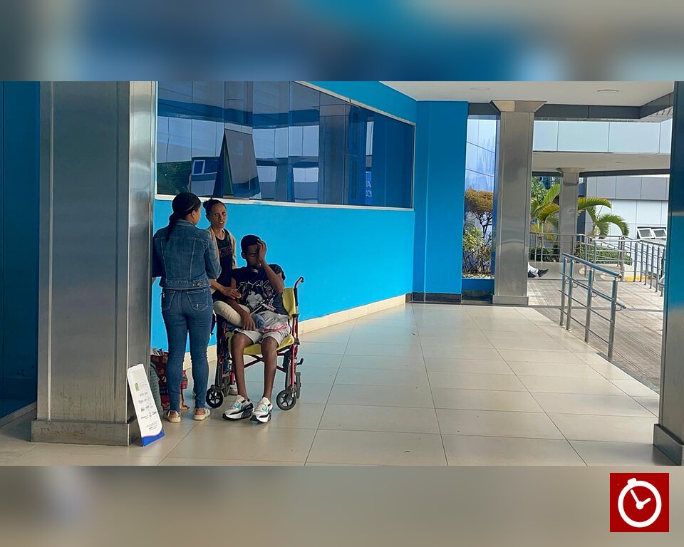 Huelga médica deja a pacientes sin consultas en el hospital Cabral y Báez de Santiago