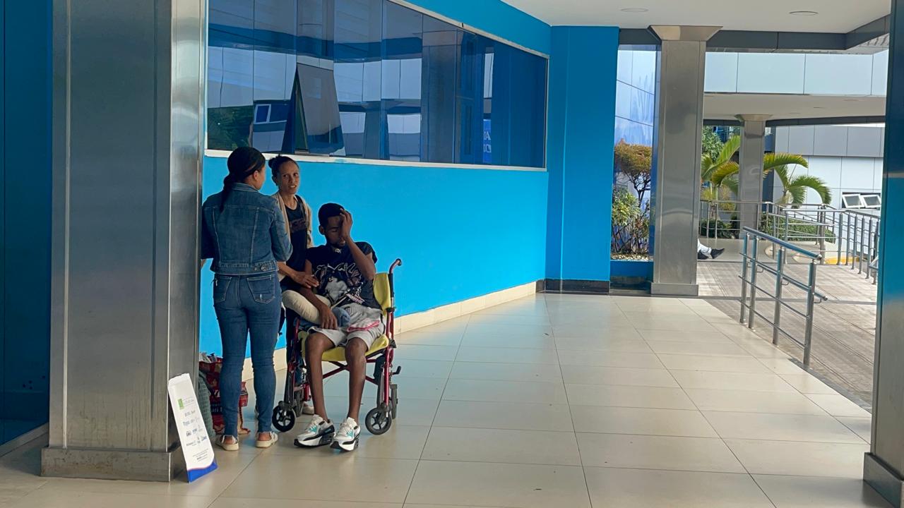 Huelga médica deja a pacientes sin consultas en el hospital Cabral y Báez de Santiago