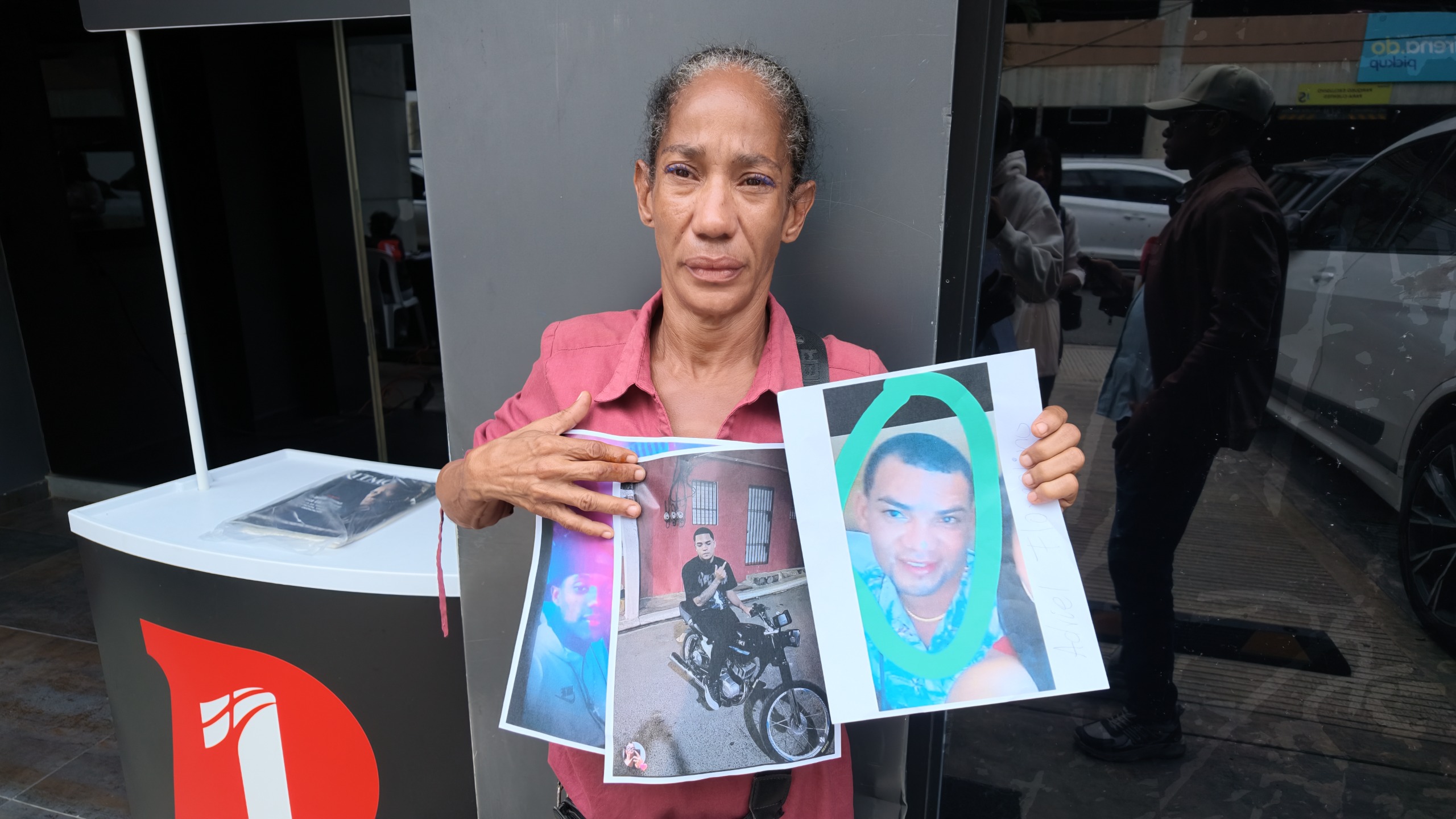 Madre exige justicia por asesinato de su hijo en Villa Agrícolas; denuncia que los señalados siguen prófugos