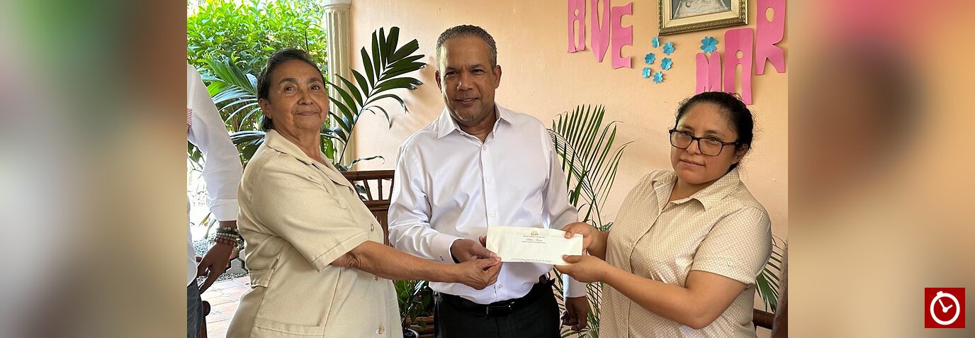 Héctor Acosta entrega RD$100 mil al Hogar de Ancianos de Bonao, fruto del respaldo del pueblo en juego entre Licey y Águilas