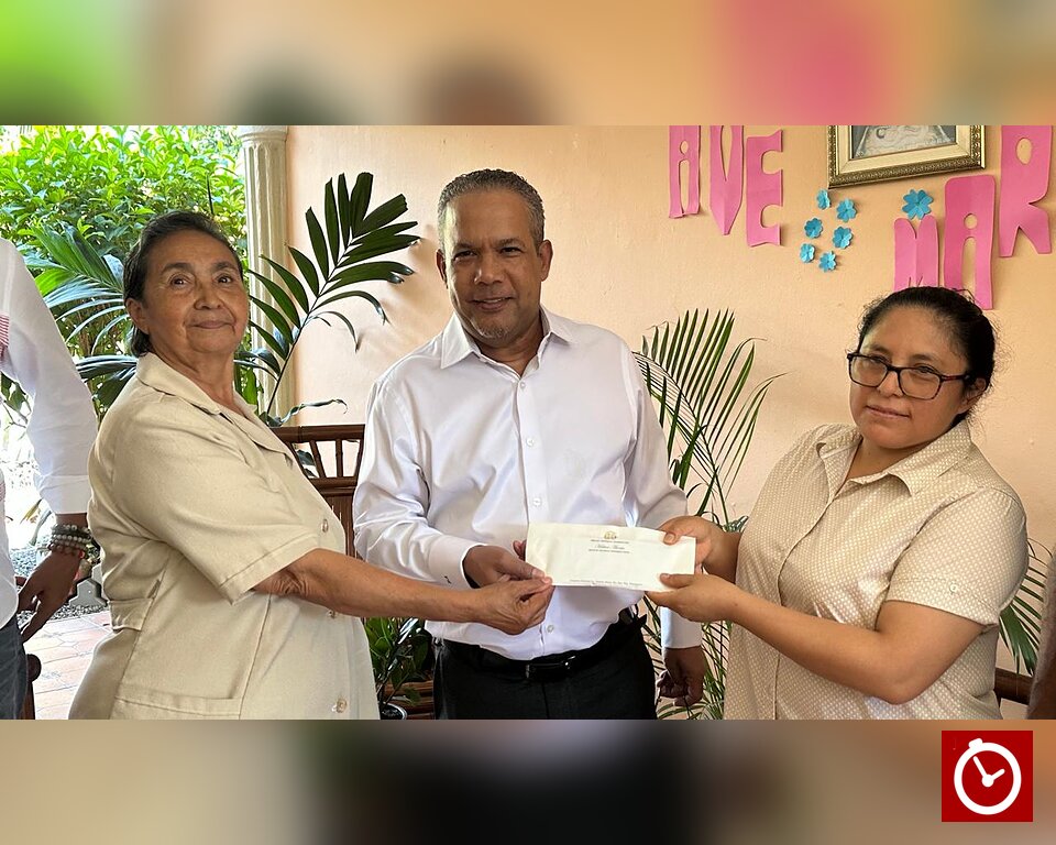 Héctor Acosta entrega RD$100 mil al Hogar de Ancianos de Bonao, fruto del respaldo del pueblo en juego entre Licey y Águilas