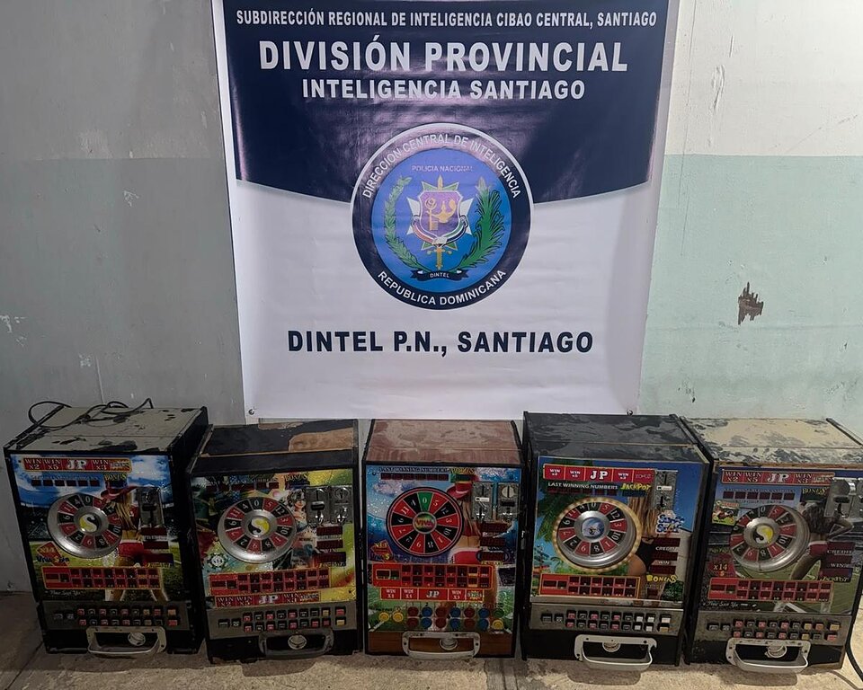PN y Ministerio Público ocupan armas, drogas y máquinas tragamonedas clandestinas durante operativos en Santiago