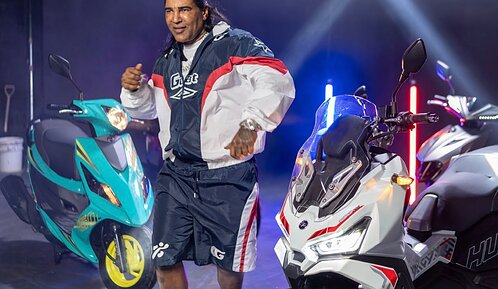 Omega será imagen oficial de marca taiwanesa de motocicletas
