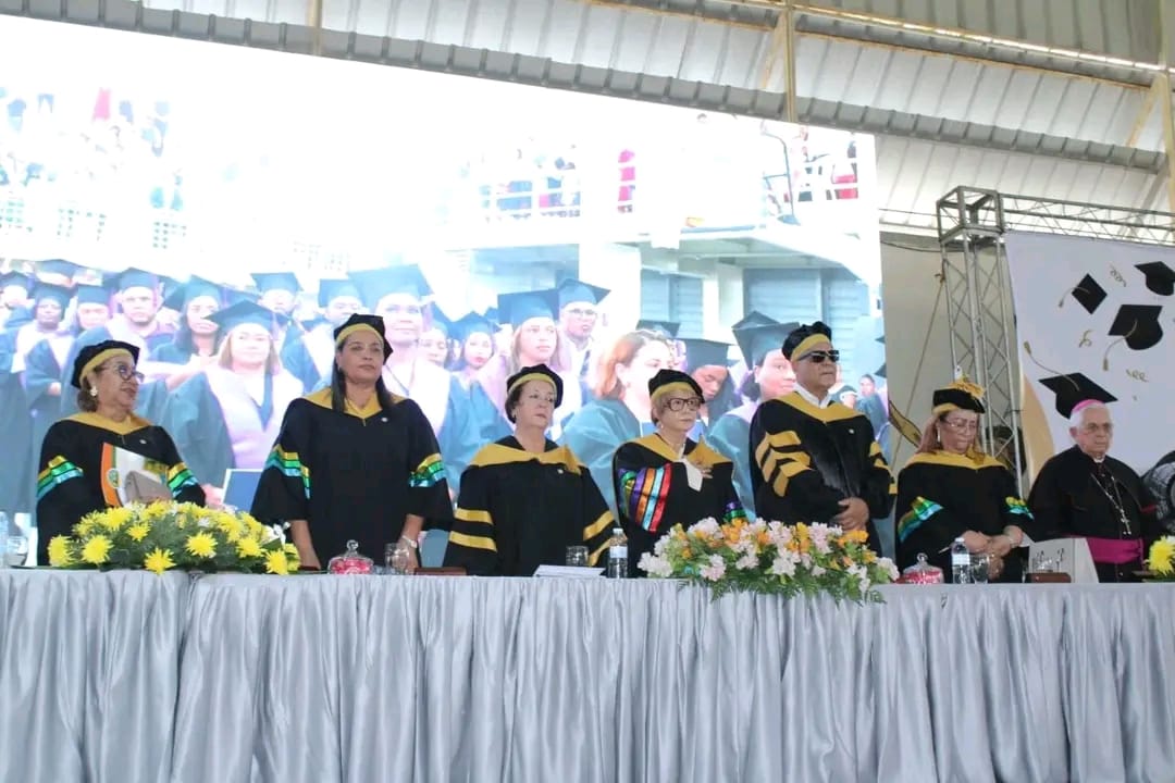 UTESUR gradúa a más de 400 profesionales en su 47.º aniversario