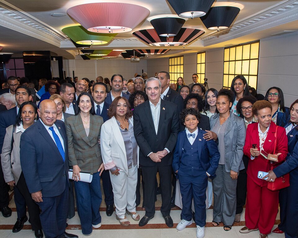 Abinader se reúne con la diáspora dominicana en Italia y anuncia recursos para establecer una Casa de la Cultura Dominicana