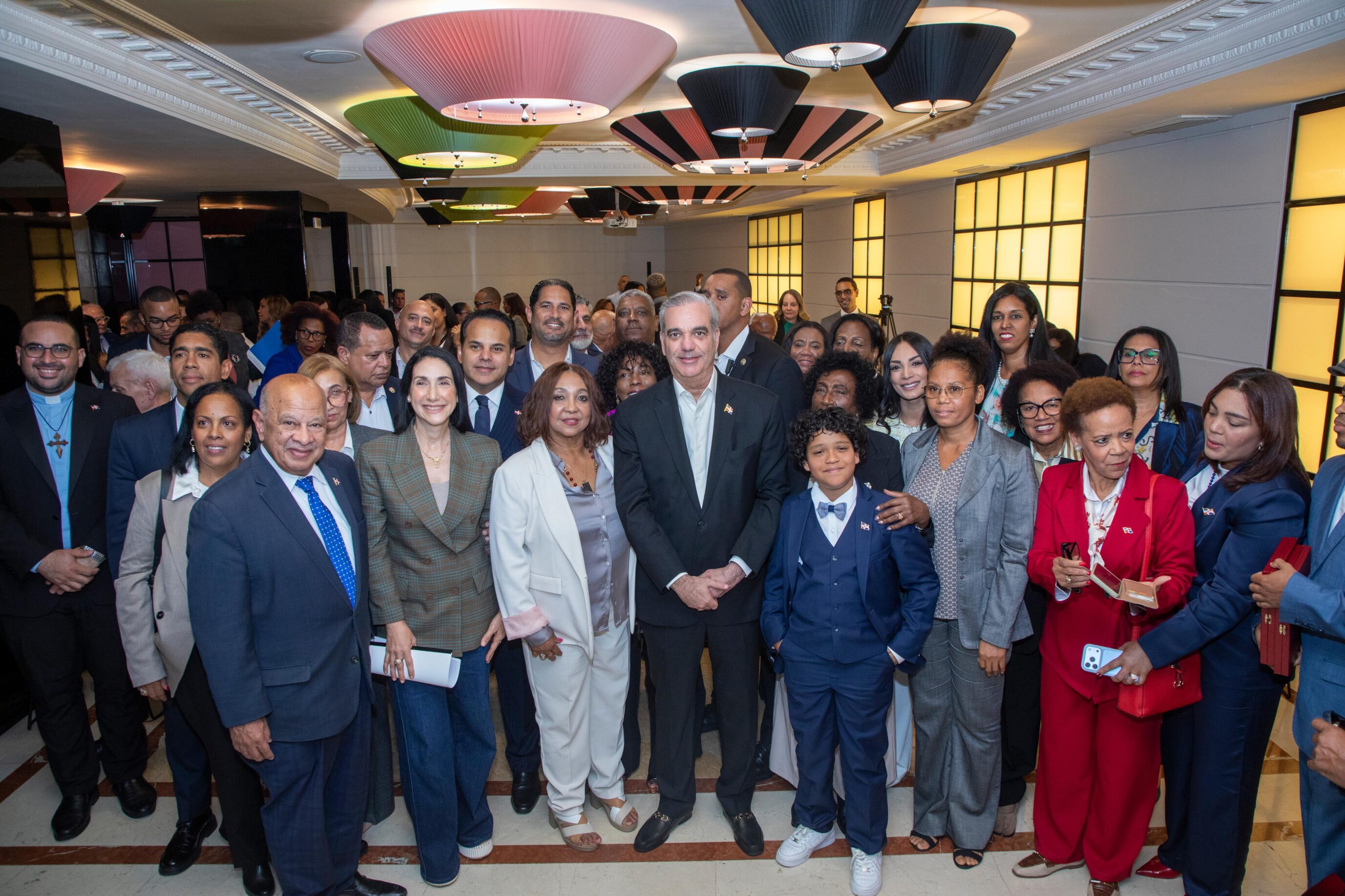 Abinader se reúne con la diáspora dominicana en Italia y anuncia recursos para establecer una Casa de la Cultura Dominicana