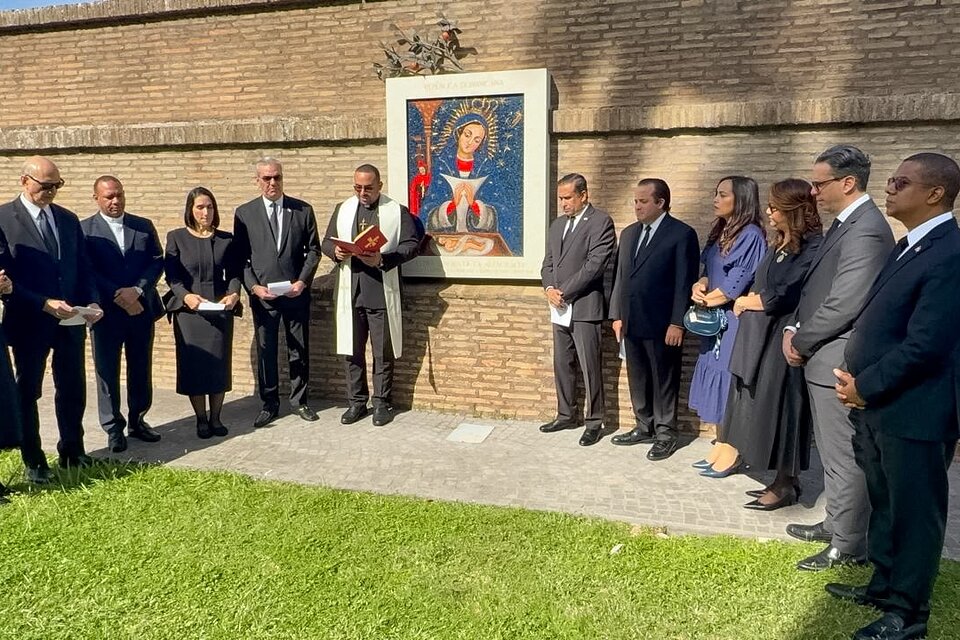Abinader llama a los dominicanos a orar por la salud del papa León XIV durante su visita al Vaticano