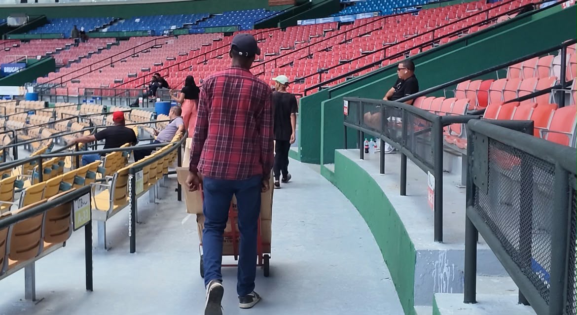 Estadio Quisqueya afina preparativos para el inicio de la temporada de béisbol invernal