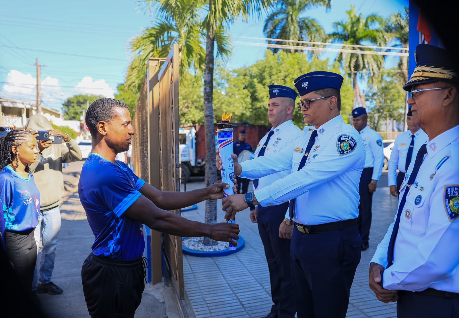 La Vega recibe antorcha de los IV Juegos Mundiales de Policía durante recorrido nacional