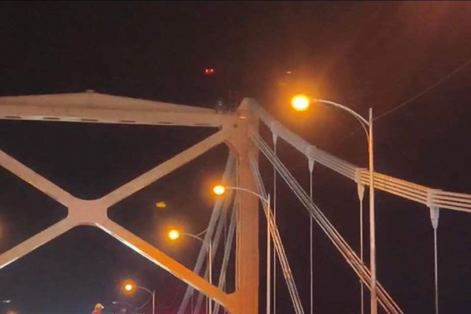 Rescatan a hombre que intentó lanzarse del puente Hermanos Patiño en Santiago