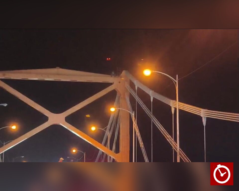 Rescatan a hombre que intentó lanzarse del puente Hermanos Patiño en Santiago
