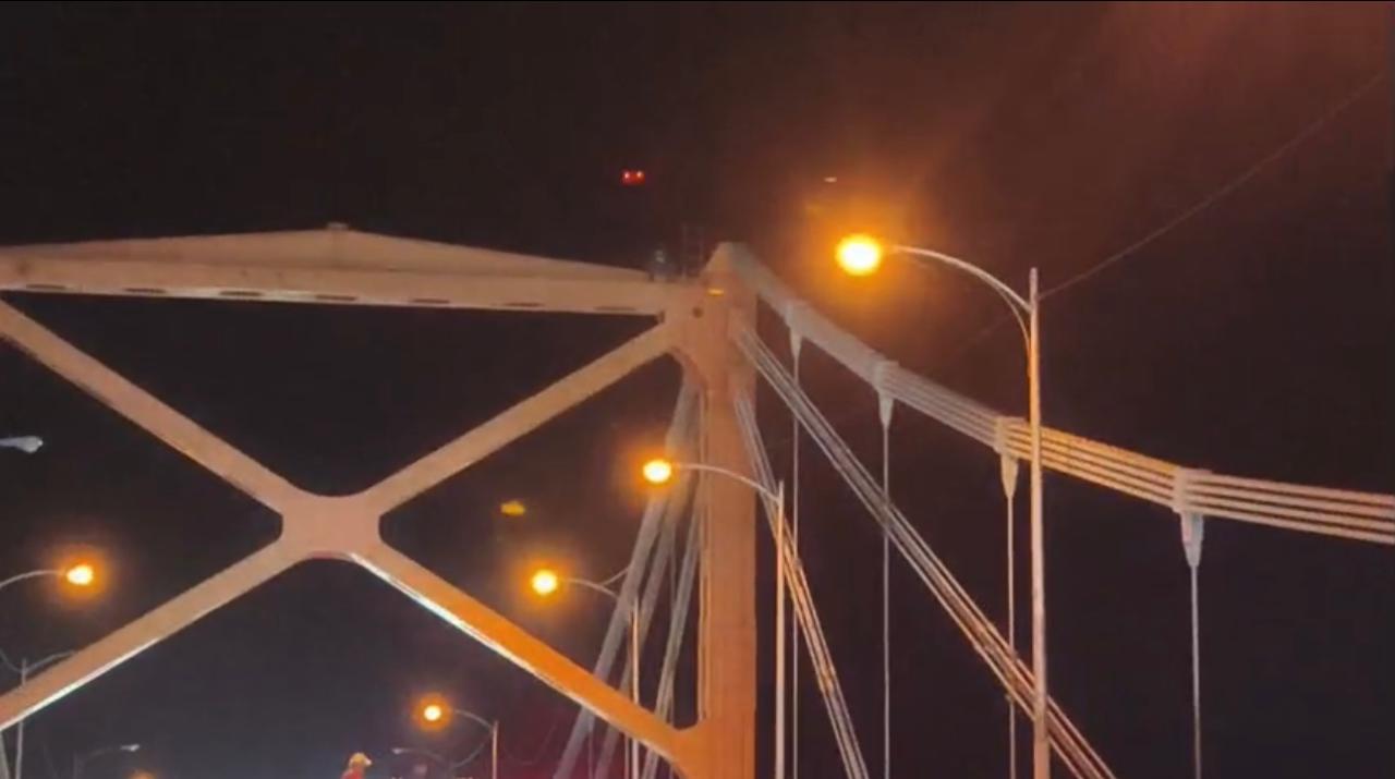 Rescatan a hombre que intentó lanzarse del puente Hermanos Patiño en Santiago