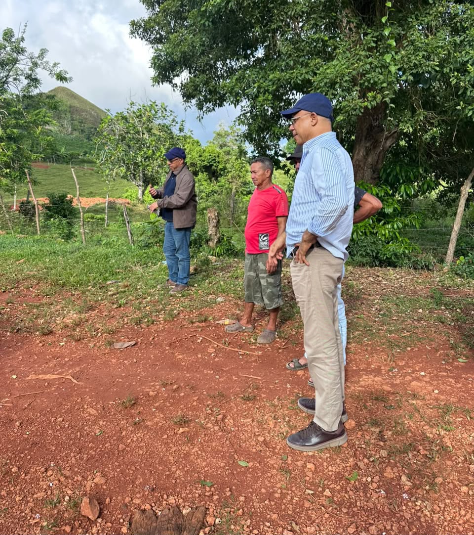 Diputado Cecilio García supervisa trabajos para llevar agua a Loma Atravesada y La Guázuma