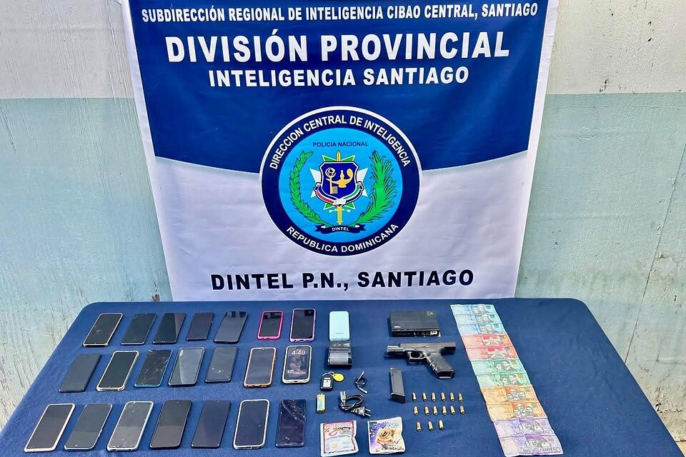 Ocupan pistola, 21 celulares y un vehículo durante allanamiento en Navarrete; tres detenidos