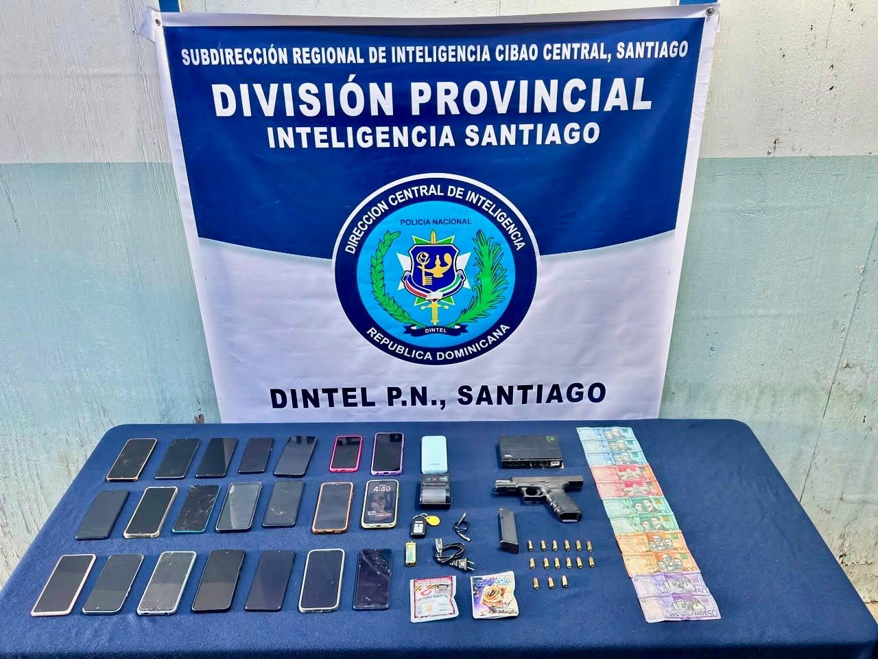 Ocupan pistola, 21 celulares y un vehículo durante allanamiento en Navarrete; tres detenidos