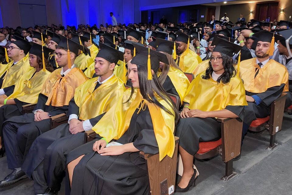 Unapec gradúa a 858 profesionales; mujeres representan el 59 % de la promoción