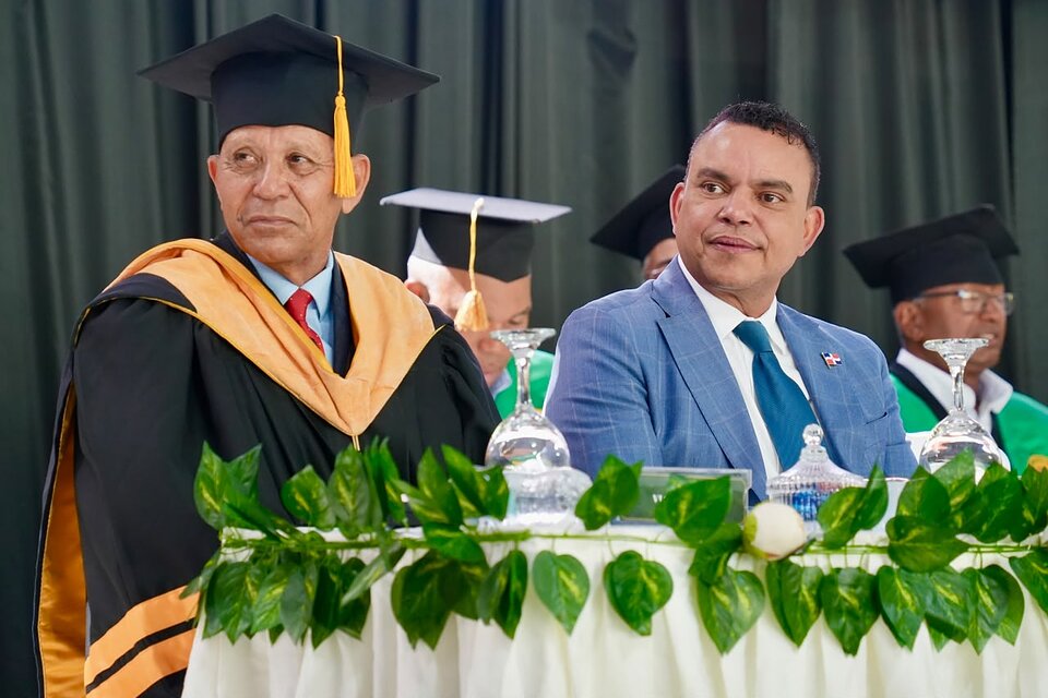 Julio Landrón destaca formación de profesionales en UTECO durante graduación de 539 estudiantes
