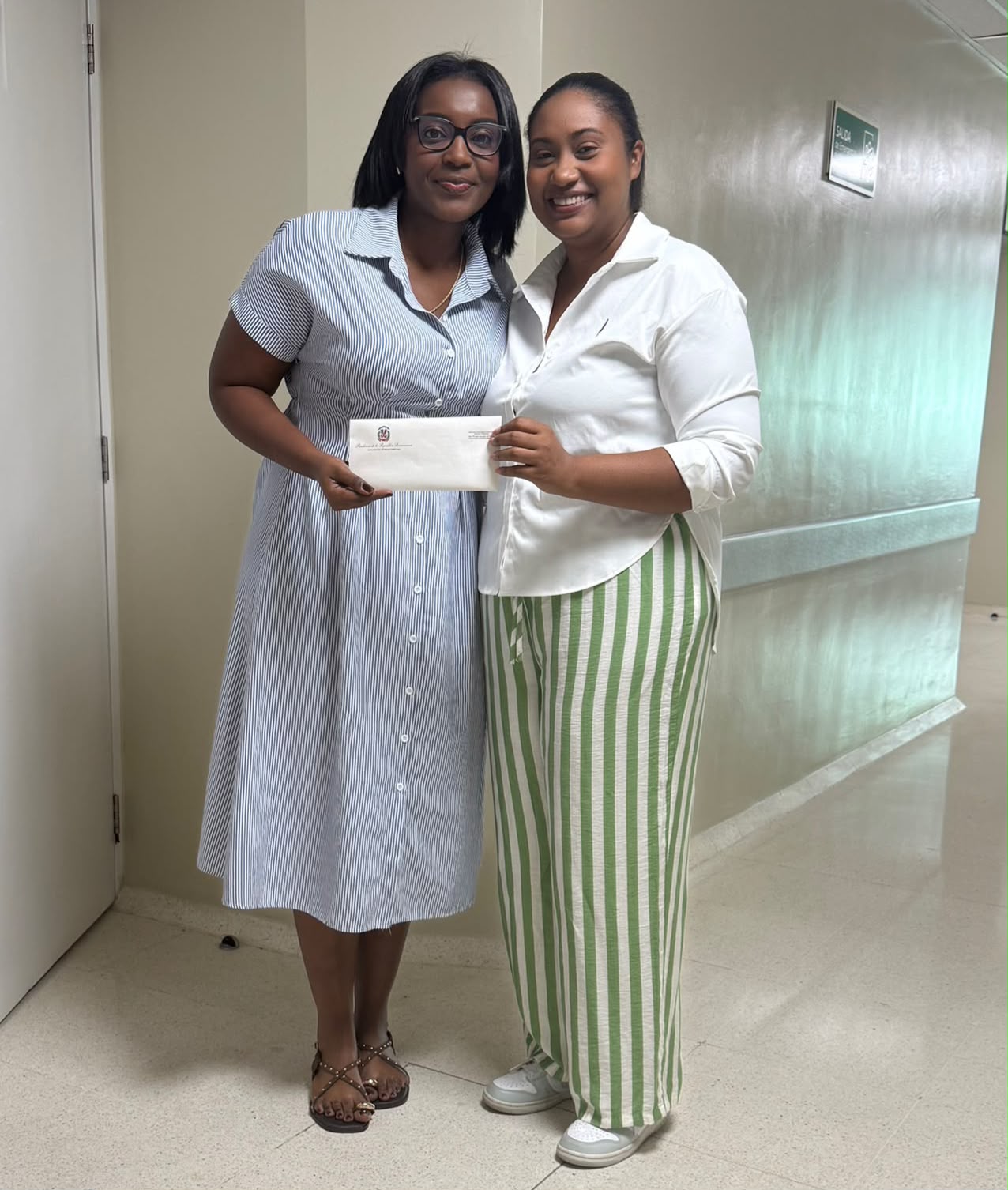 Carmen Williams gestiona apoyo económico de medio millón de pesos para Ruth Esther Tavárez, ingresada en el HOMS