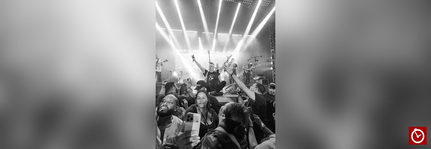 Aljadaqui enciende el Oktober Fest de Santiago ante 3,000 personas y sorprende con Krispy en el escenario