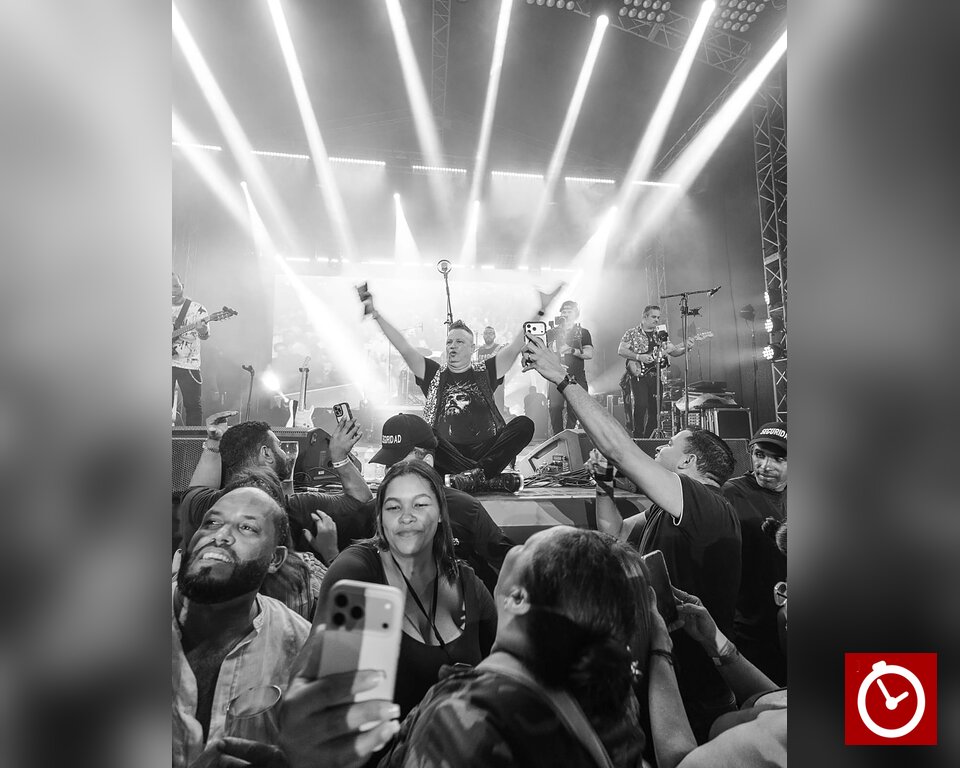 Aljadaqui enciende el Oktober Fest de Santiago ante 3,000 personas y sorprende con Krispy en el escenario