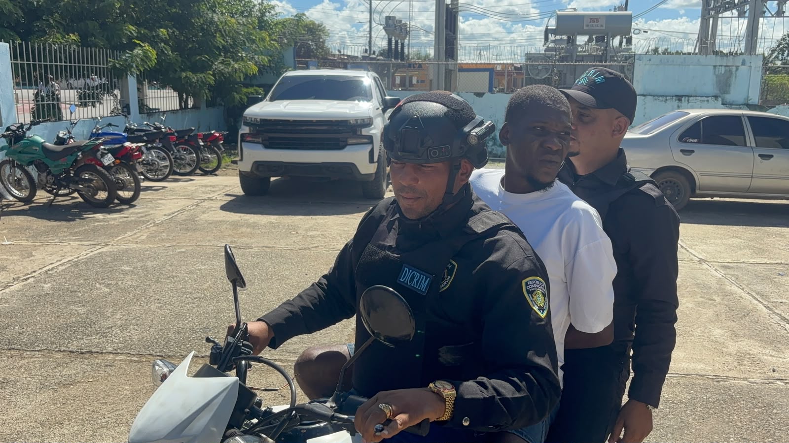 Joven buscado por robo de ganado se entrega a la Policía en Bayaguana 3 | Noticias de hoy en República Dominicana WhatsApp Image 2026 10 18 at 11.16.27 AM 1 | Noticias de hoy en De Último Minuto
