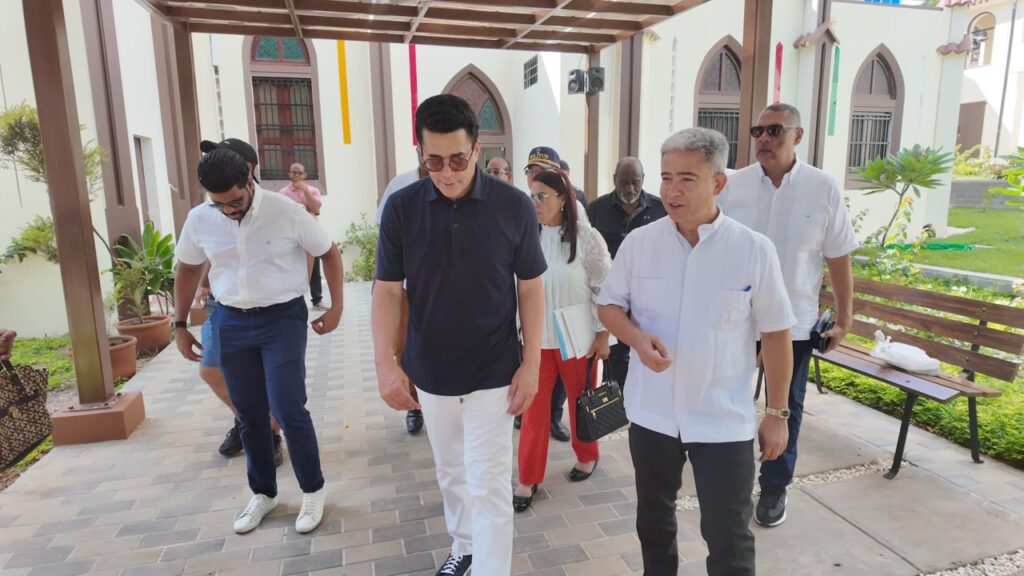 David Collado encabeza inauguración de la remodelación de la iglesia San Rafael Arcángel en Boca Chica