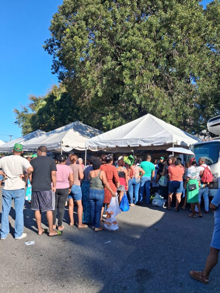 Fuerza del Pueblo beneficia a cientos de familias de SDE con el “Mercado del Pueblo” 3 | Noticias de hoy en República Dominicana WhatsApp Image 2026 10 19 at 3.03.49 PM 1 | Noticias de hoy en De Último Minuto